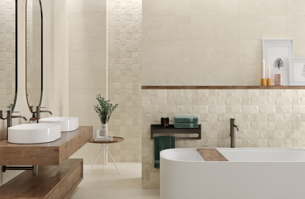 Salle de bains moderne avec baignoire rectangulaire et faïence murale relief effet pierre.