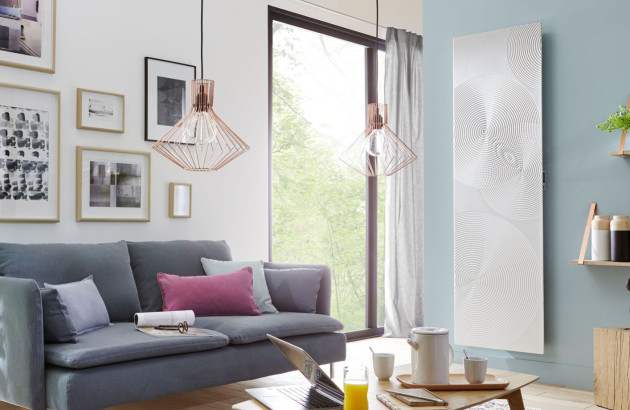 Radiateur design blanc à relief géométrique intégré dans un salon contemporain comme élément décoratif et source de chauffage.
