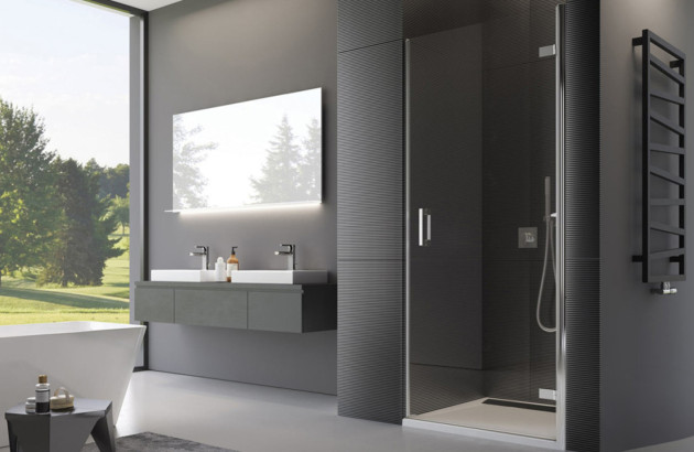 Salle de bains contemporaine aux tons sombres avec douche vitrée, double vasque suspendue et sèche-serviettes noir.