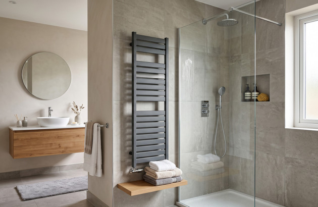 Sèche serviettes plat anthracite clair attenant à une douche à l'italienne