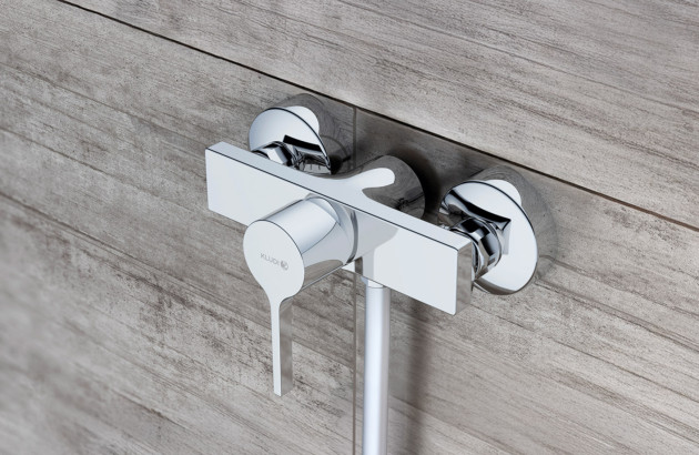 Mitigeur de douche installé contre un mur