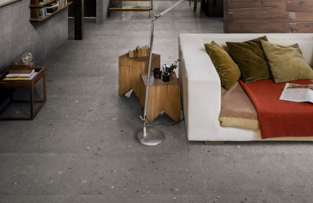 Carrelage texturé gris dans une pièce à vivre