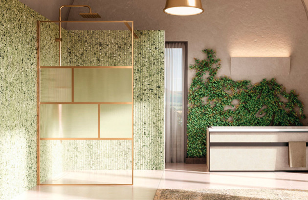 salle de bain fleurie avec douche paroi transparente et dorée