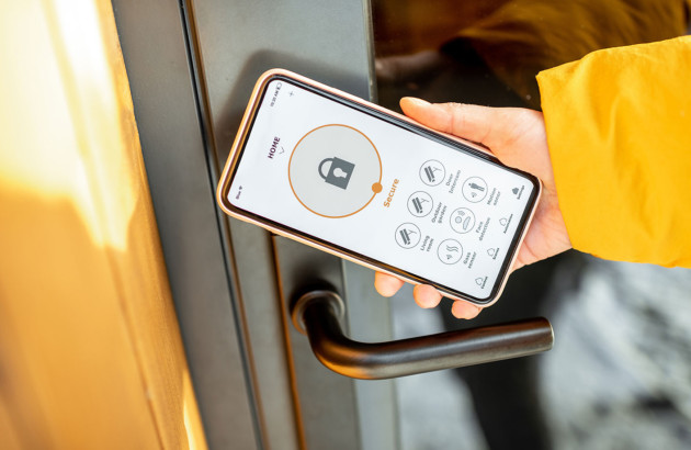 Personne qui utilise une serrure connectée
