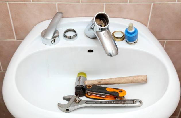 Lavabo avec un mitigeur démonté