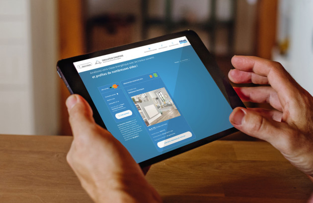 Homme qui utilise le simulateur chauffage Espace Aubade sur sa tablette