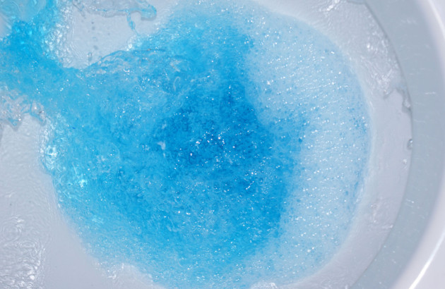 Eau des toilettes avec du produit bleu