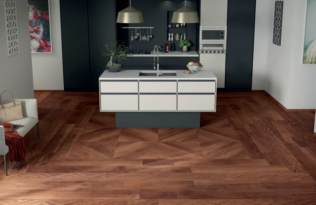 Cuisine ouverte avec carrelage imitation parquet au sol
