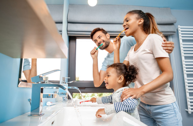 Famille qui se brosse les dents