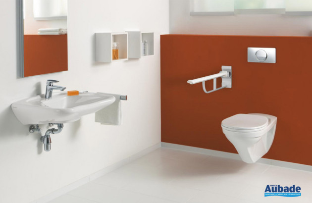 WC suspendu PMR avec barre relevable dans salle d’eau accessible.