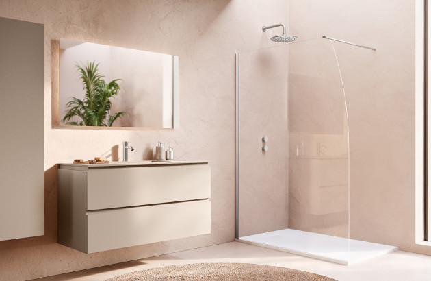 Douche à l’italienne minimaliste avec paroi transparente sans cadre dans une salle de bains aux tons beige rosé.