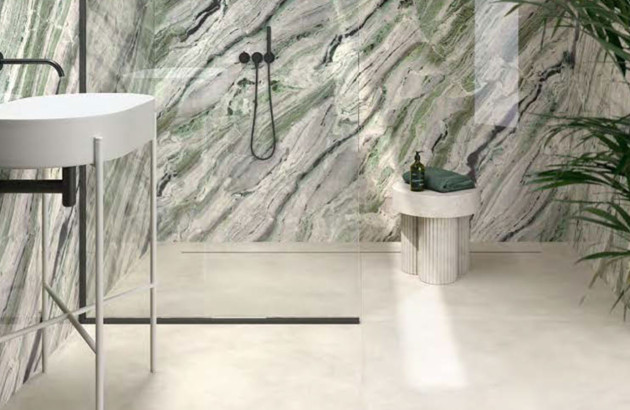 Salle de bains naturelle avec murs marbre vert clair