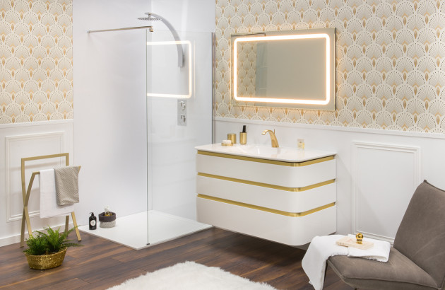 Salle de bains au style retro avec robinetterie or brossé