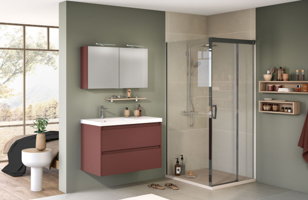 Salle de bains aux tons naturels avec meuble vasque terracotta suspendu et cabine de douche vitrée.