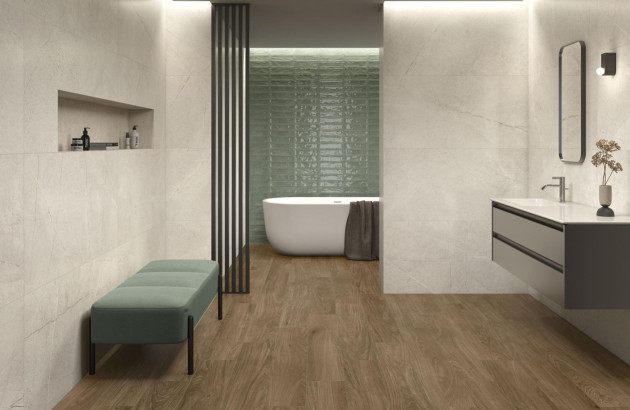 Grande salle de bains contemporaine mêlant carrelage mural et revêtement effet bois