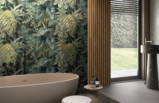 Salle de bains avec du carrelage mural floral et feuillu ambiance jungle