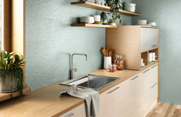Crédence de cuisine vert d’eau texturée associée à des meubles en bois clair