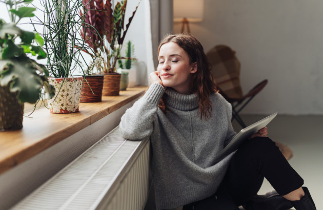 Femme heureuse de son système de chauffage