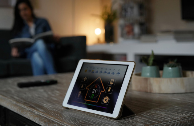 Tablette de contrôle domotique installée sur une table