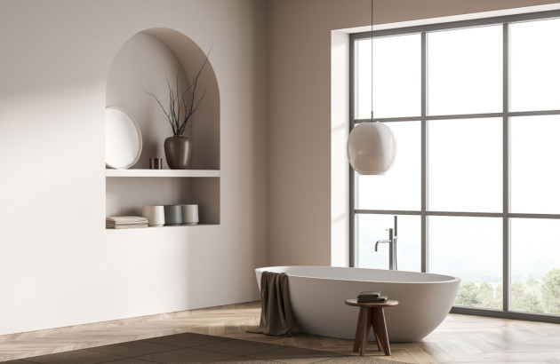 salle de bains minimaliste avec baignoire îlot accompagné grande fenêtre et niche murale décorative