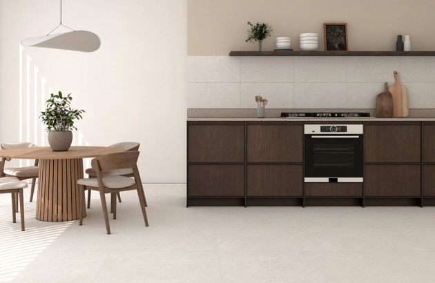 Cuisine en bois foncé avec sol carrelé grand format aux tons naturels