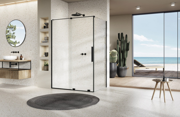 Paroi de douche en verre dans une grande salle de bains lumineuse