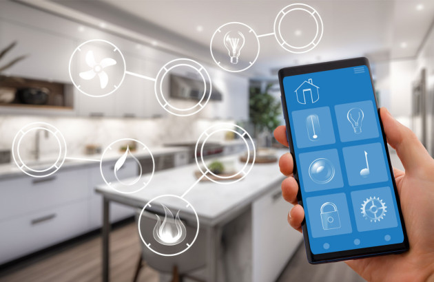 Personne qui possède des solutions domotiques sur son téléphone