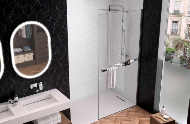 Salle de bains noire et blanche avec une paroi de douche