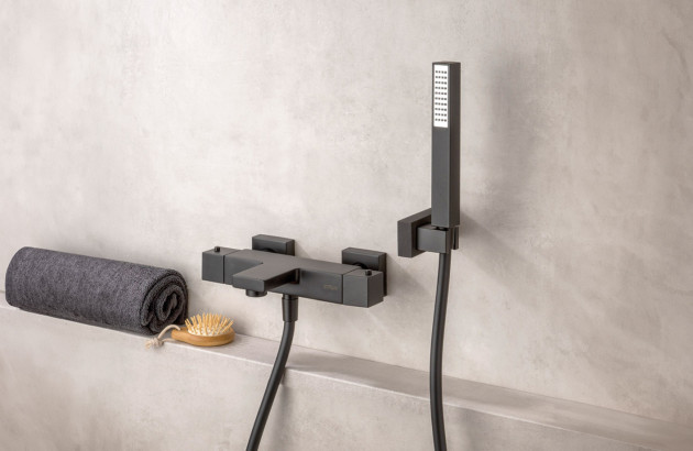 Robinetterie noire de baignoire
