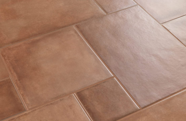 Carreaux au sol terracotta posés avec différentes tailles de carreaux