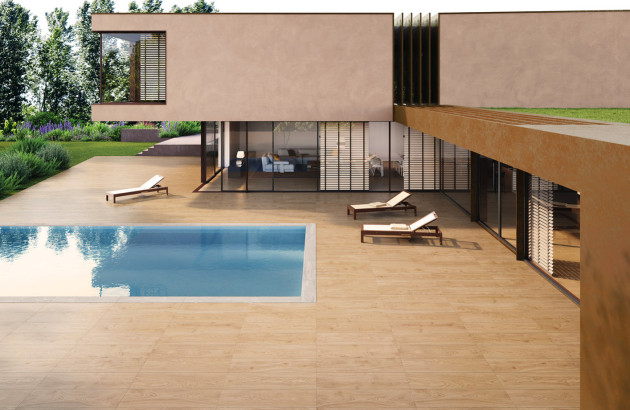 Terrasse de piscine suspendue avec des plots