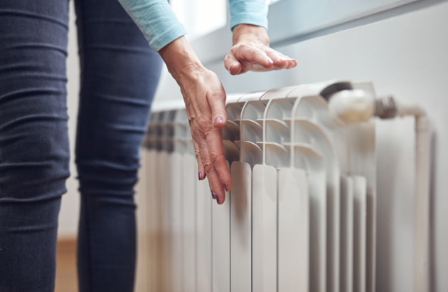 Personne qui teste la température de son radiateur