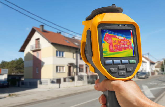 Camera thermique qui détecte les pertes de chaleur d'une maison