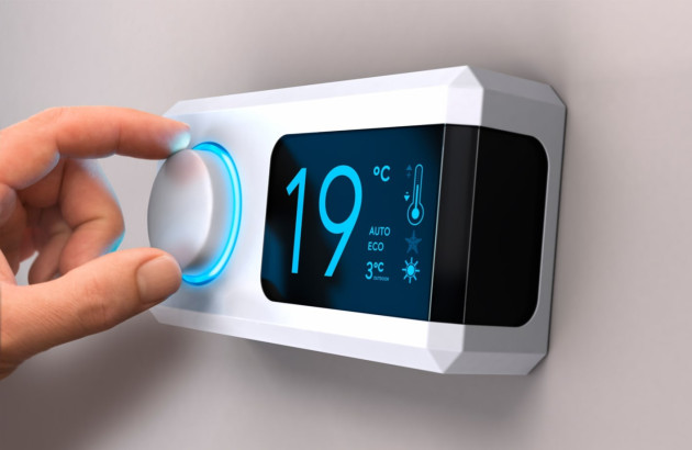 thermostat intelligent numérique affichant une température intérieure de 19°C et 3°C extérieur