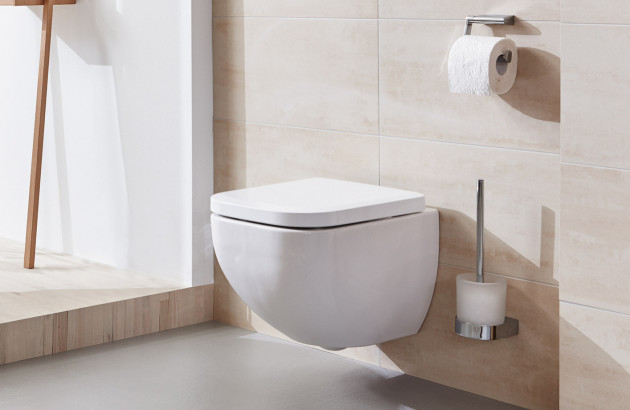 Toilettes suspendus contre un mur carrelé