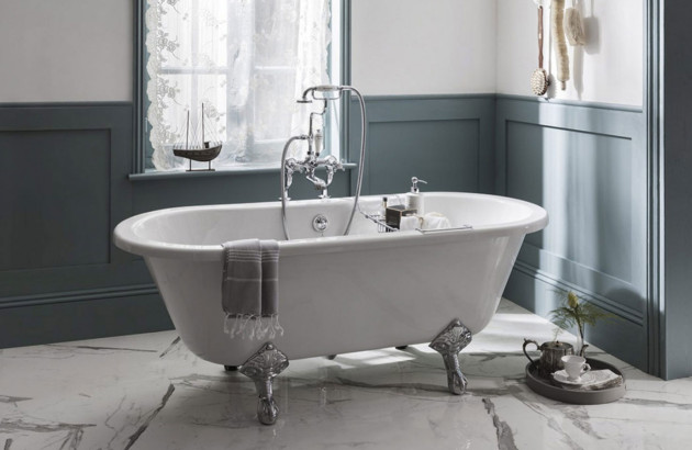 Baignoire îlot sur pieds dans une salle de bains vintage