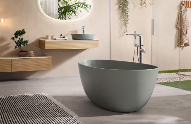 Salle de bains avec baignoire îlot asymétrique