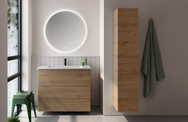Salle de bains avec colonne de rangement à portes