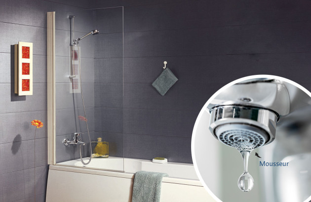 Colonne de douche avec pare baignoire et zoom sur un mousseur de robinet