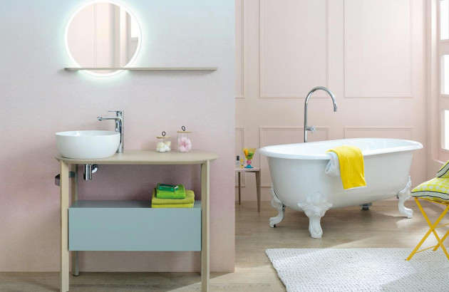 Belle salle de bains scandinave avec des meubles épurés et colorés Sacha de Sanijura