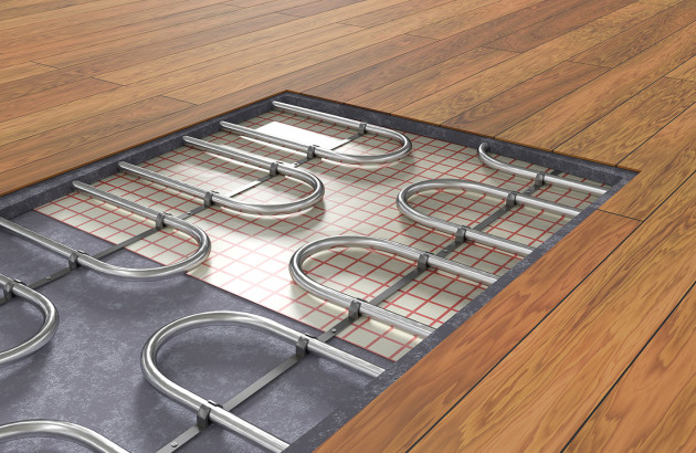Zoom sur le circuit du plancher chauffant en dessous d'un carrelage imitation bois