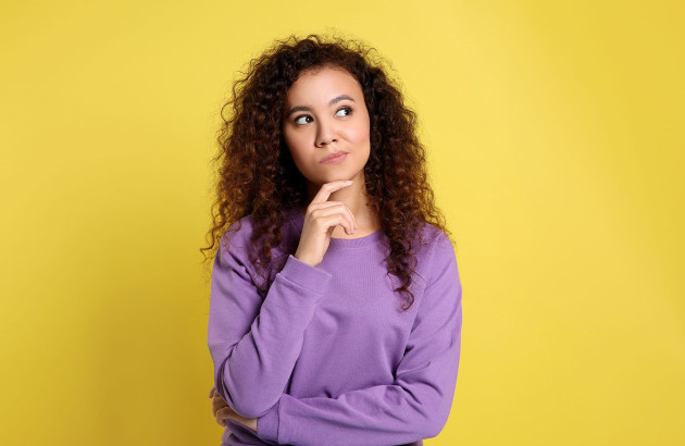 Femme qui s'intérroge