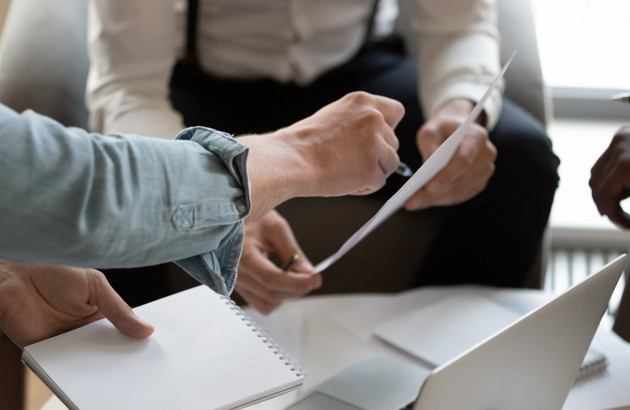 vue rapprochée sur deux personnes signant un contrat