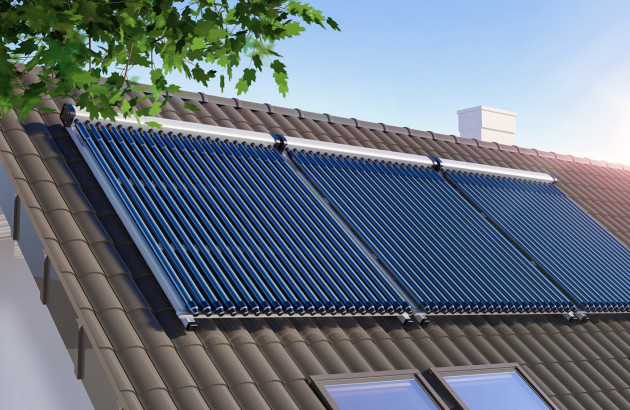 Triple panneau photovoltaïque sur un toit