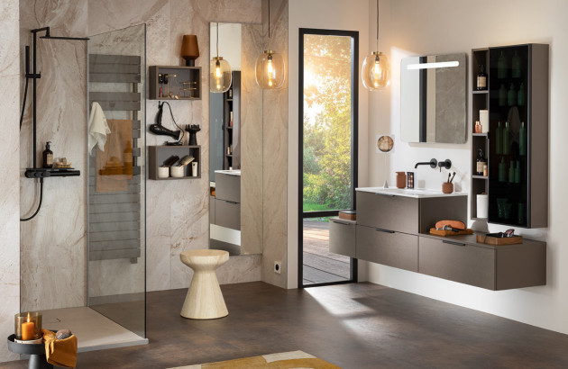Meuble vasque suspendu gris avec rangements intégrés dans une salle de bains contemporaine avec douche ouverte.