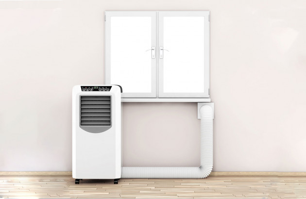 Climatiseur split blanc avec tuyau relié a l'unité extérieur