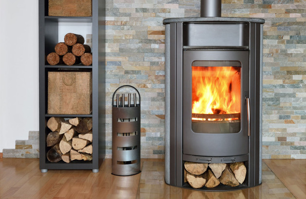 Poêle à bois accompagné de buches ave différentes essences de bois