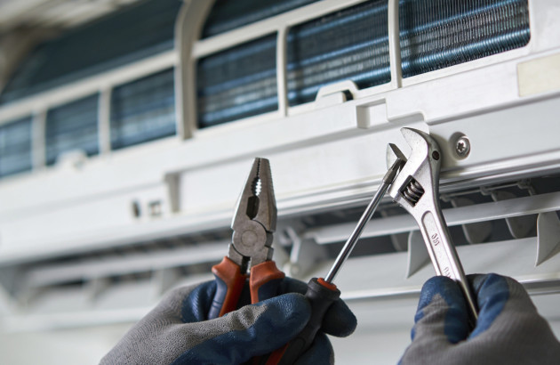 Gros plan sur les outils utilisés pour la maintenance et le nettoyage d’un climatiseur split.