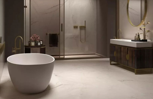 Grande salle de bains luxueuse avec du carrelage imitation marbre blanc au sol