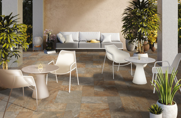 Pièce de café avec tables, canapé et carrelage effet quartz
